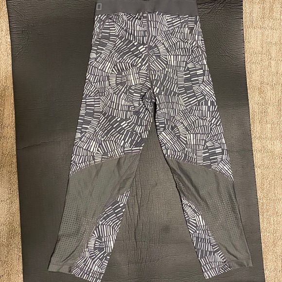 Grey Patterned Nike Pro Capris - Picture 2 of 3